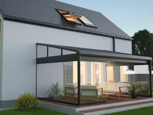 Une élégante veranda sous balcon, avec des meubles confortables et des plantes vertes, invite à la détente dans ce cadre moderne.