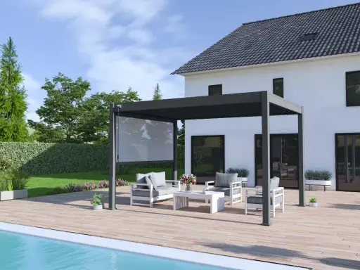 Une pergola non couverte avec un salon de jardin moderne, une piscine et une maison blanche. Parfait pour profiter du soleil.