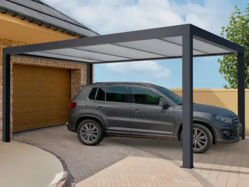 Une voiture grise est garée sous un tva carport moderne, à côté d'un garage.