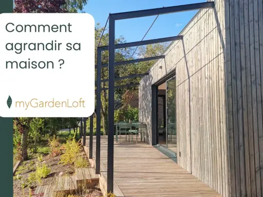 Une extension de maison mitoyenne moderne avec terrasse en bois et pergola métallique. Idéal pour agrandir sa maison.