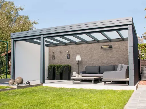 Une pergola adossée ou autoportée moderne avec salon extérieur, chauffage et plantes.