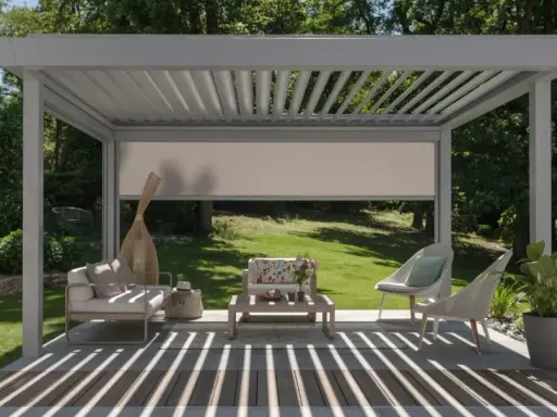 Pergola moderne moins de 5m2 avec salon de jardin confortable, idéale pour profiter du soleil et de l'ombre dans un cadre verdoyant.