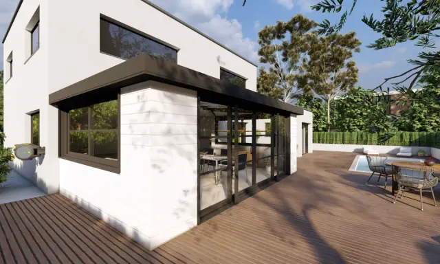 Vue extérieure d'une maison moderne avec un agrandissement veranda avec étage, terrasse en bois, piscine et jardin luxuriant.