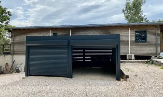 Abri voiture moderne avec un volet roulant fermé et une partie ouverte. Faut-il un permis de construire pour un abri voiture ouvert ?