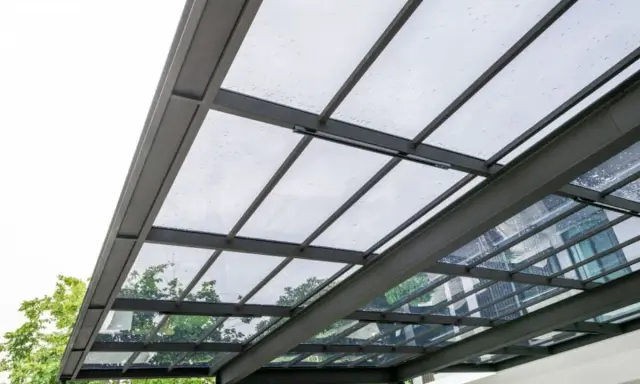 Structure métallique pour faire un toit terrasse transparent, laissant passer la lumière et les gouttes de pluie.