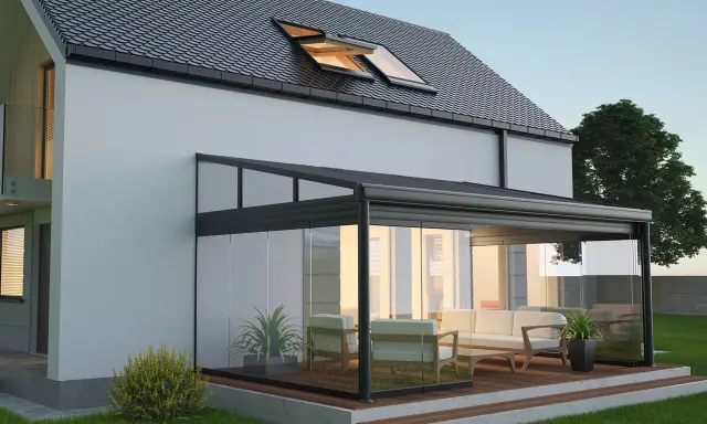 Une élégante veranda sous balcon, avec des meubles confortables et des plantes vertes, invite à la détente dans ce cadre moderne.