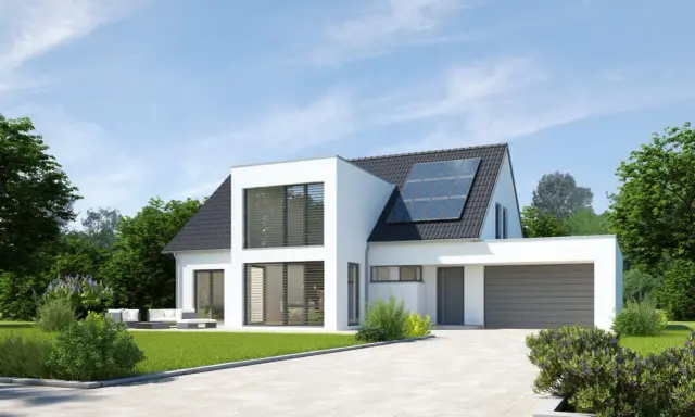 Maison moderne avec extension cube, panneaux solaires sur le toit, garage et jardin verdoyant.