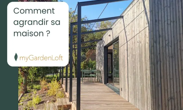 Une extension de maison mitoyenne moderne avec terrasse en bois et pergola métallique. Idéal pour agrandir sa maison.