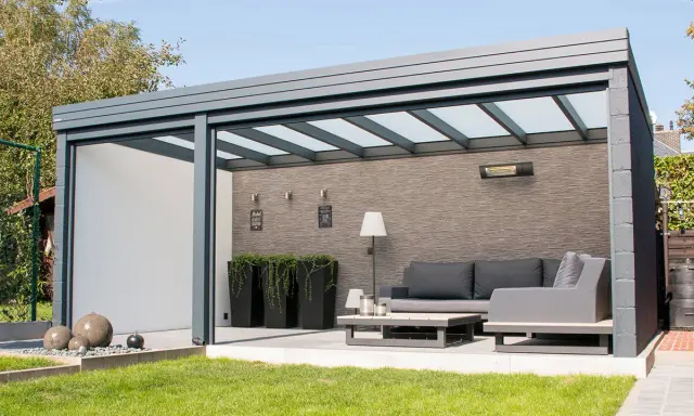 Une pergola adossée ou autoportée moderne avec salon extérieur, chauffage et plantes.