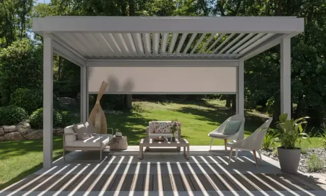 Pergola moderne moins de 5m2 avec salon de jardin confortable, idéale pour profiter du soleil et de l'ombre dans un cadre verdoyant.