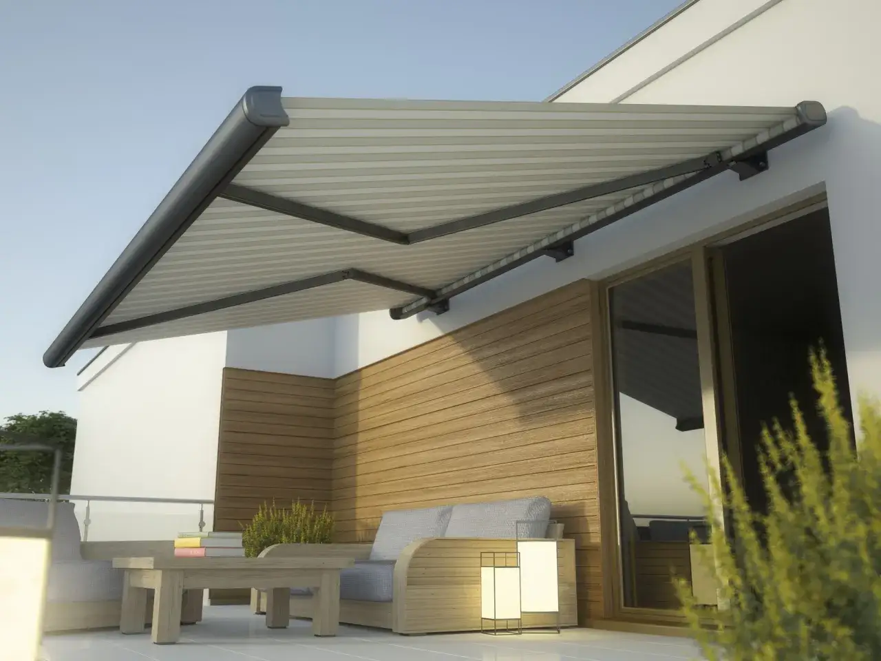 Store banne moderne sur une terrasse en bois, offrant une intimit&eacute; face au voisin. Mobilier de jardin confortable sous l'auvent.
