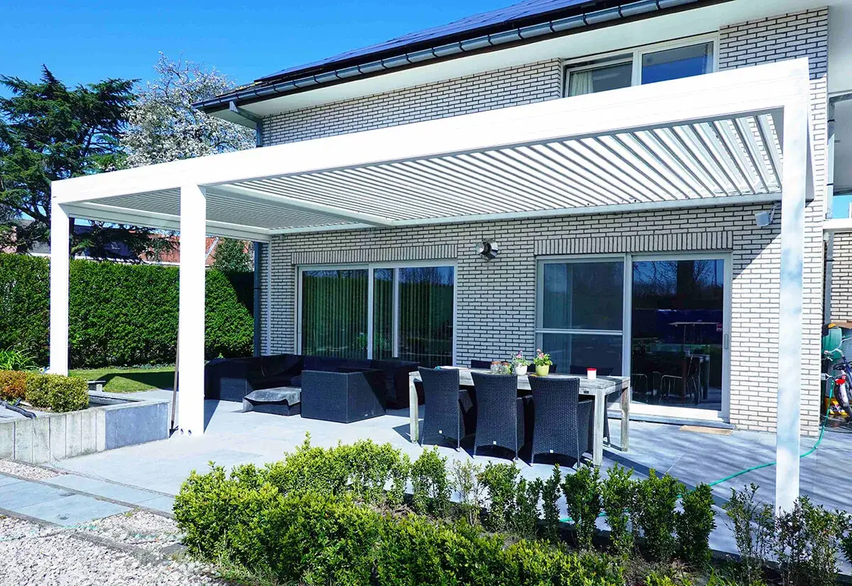 Terrasse moderne avec pergola Veranco. Avis positif sur cette structure blanche, id&eacute;ale pour profiter de l'ext&eacute;rieur.