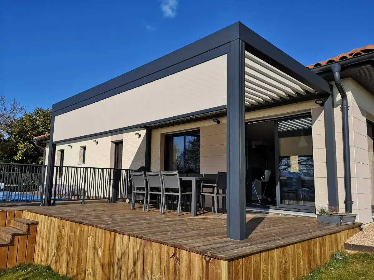 Terrasse en bois avec pergola moderne. La jurisprudence sur l'emprise au sol de ces structures est complexe.