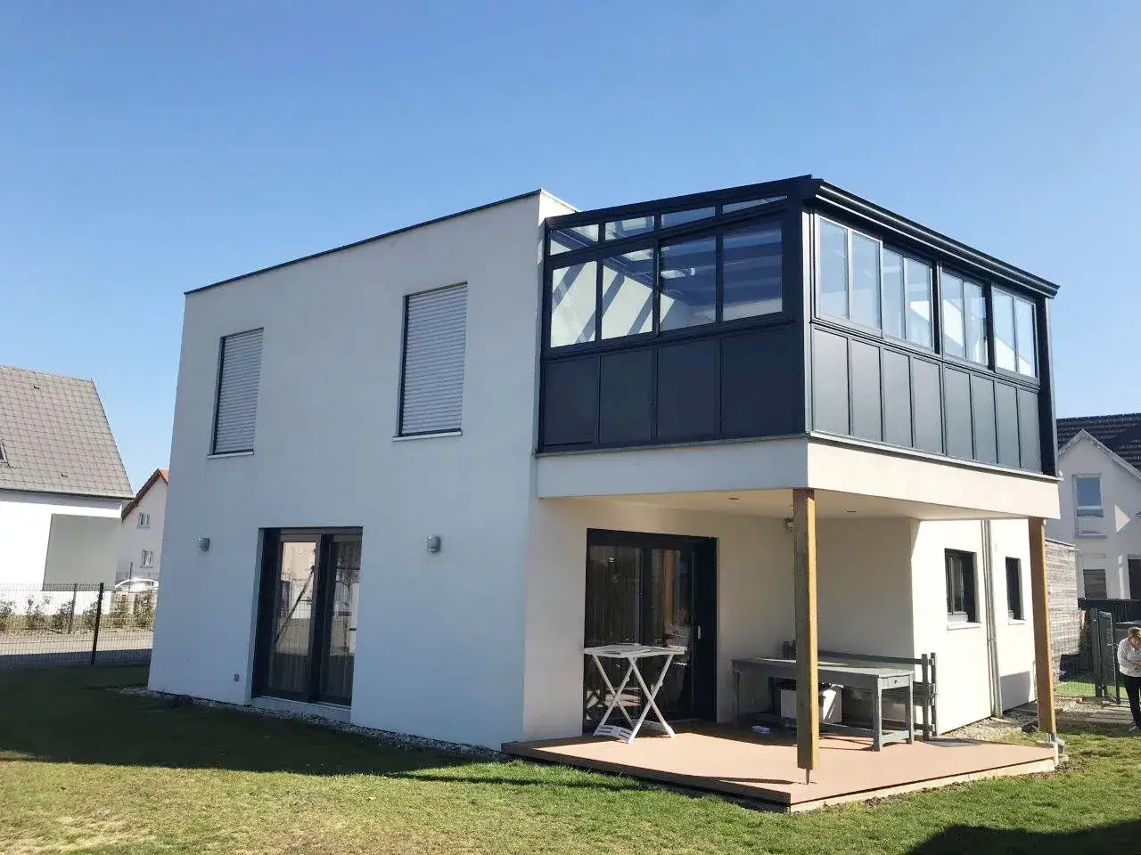 Maison moderne avec agrandissement véranda avec étage, offrant une extension lumineuse et spacieuse.