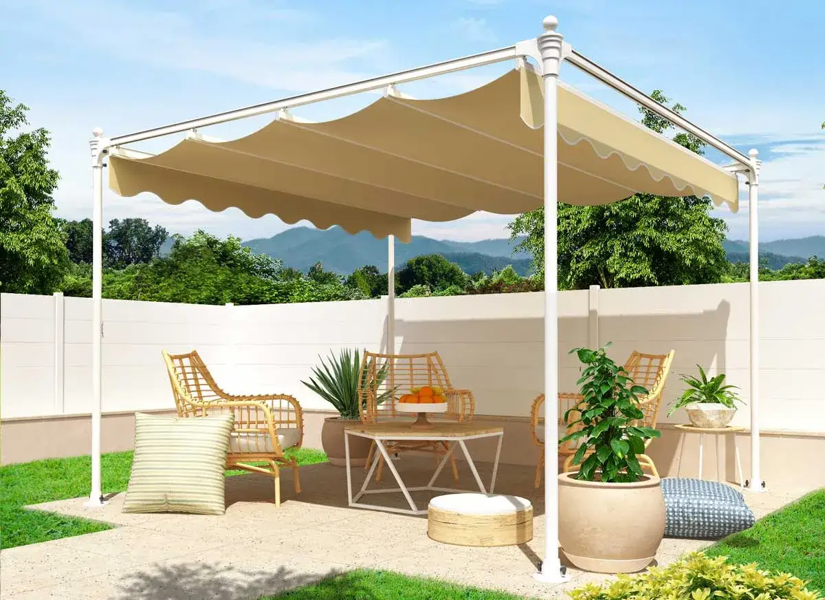 Une tonnelle def. offre un espace ombrag&eacute; avec des fauteuils en rotin, une table basse et des plantes, id&eacute;al pour se d&eacute;tendre dehors.