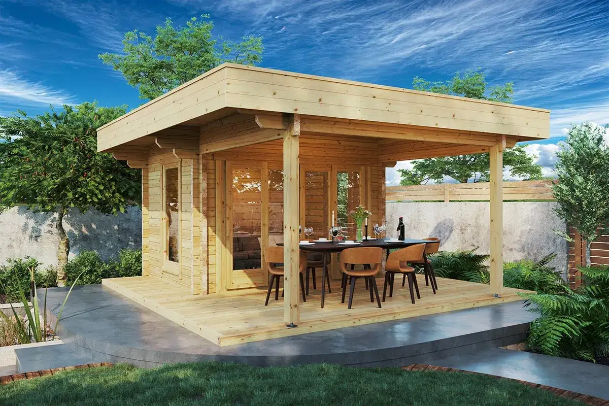Une élégante veranda sur terrasse en bois, avec table et chaises, invite à profiter du jardin.