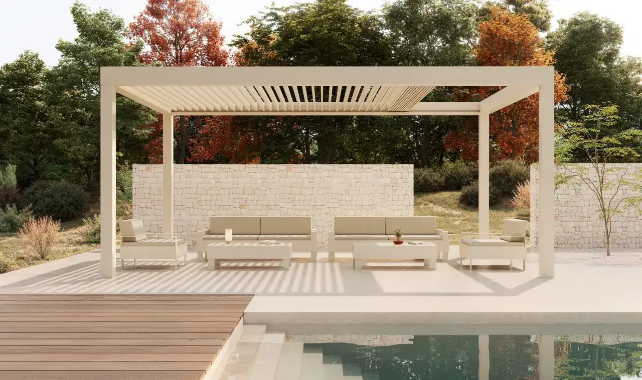Pergola bioclimatique moderne avec mobilier d'ext&eacute;rieur. Les lames orientables prot&egrave;gent du soleil, mais le vent fort pourrait faire danser les feuilles des arbres.