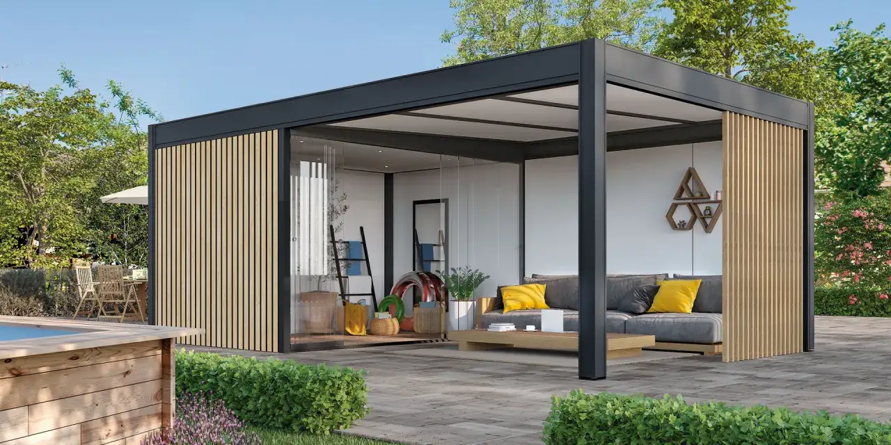Une veranda ind&eacute;pendante de la maison moderne avec salon confortable, baignoire ext&eacute;rieure et jardin luxuriant.