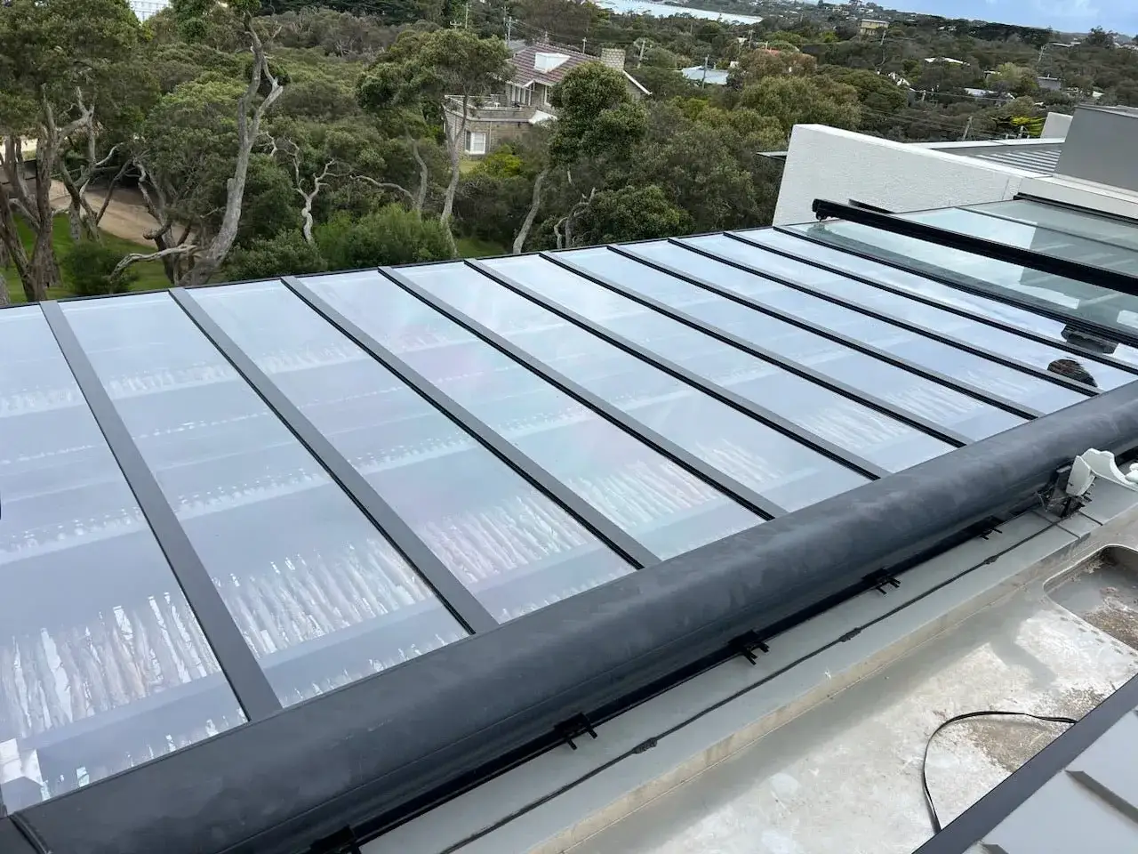 Un projet pour faire un toit terrasse transparent, offrant une vue d&eacute;gag&eacute;e sur la nature environnante.